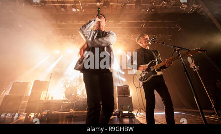 Motherwell, Schottland, Großbritannien. 23. Dezember, 2018. Motherwell band die LaFontaines neben dem Civic Center Konzertsaal auf ihre Heimkehr gig reißen. Credit: Stuart Westwood/Alamy leben Nachrichten Stockfoto