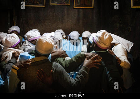 Bethlehem, Palästina. Autonomen Gebieten. 24 Dez, 2018. Christen beten in der Geburtskirche in Bethlehem. Christen aus aller Welt Weihnachten gefeiert im Heiligen Land am Montag. Viele Gläubige an der zentralen Krippenplatz in Bethlehem Weihnachten versammelt die traditionelle Prozession von Jerusalem zu erhalten. Credit: Ilia Yefimovich/dpa/Alamy leben Nachrichten Stockfoto