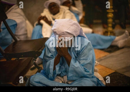 Bethlehem, Palästina. Autonomen Gebieten. 24 Dez, 2018. Christen beten in der Geburtskirche in Bethlehem. Christen aus aller Welt Weihnachten gefeiert im Heiligen Land am Montag. Viele Gläubige an der zentralen Krippenplatz in Bethlehem Weihnachten versammelt die traditionelle Prozession von Jerusalem zu erhalten. Credit: Ilia Yefimovich/dpa/Alamy leben Nachrichten Stockfoto