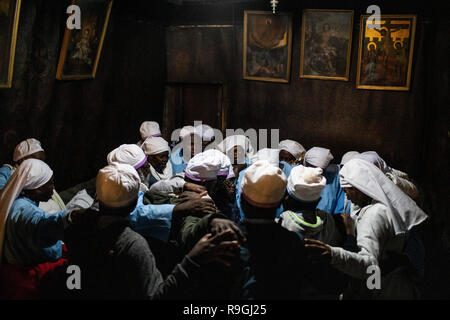 Bethlehem, Palästina. Autonomen Gebieten. 24 Dez, 2018. Christen beten in der Geburtskirche in Bethlehem. Christen aus aller Welt Weihnachten gefeiert im Heiligen Land am Montag. Viele Gläubige an der zentralen Krippenplatz in Bethlehem Weihnachten versammelt die traditionelle Prozession von Jerusalem zu erhalten. Credit: Ilia Yefimovich/dpa/Alamy leben Nachrichten Stockfoto