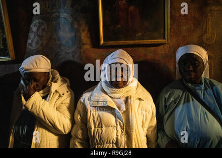 Bethlehem, Palästina. Autonomen Gebieten. 24 Dez, 2018. Christen beten in der Geburtskirche in Bethlehem. Christen aus aller Welt Weihnachten gefeiert im Heiligen Land am Montag. Viele Gläubige an der zentralen Krippenplatz in Bethlehem Weihnachten versammelt die traditionelle Prozession von Jerusalem zu erhalten. Credit: Ilia Yefimovich/dpa/Alamy leben Nachrichten Stockfoto