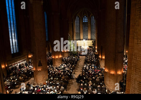 Hannover, Deutschland. 24 Dez, 2018. An Heiligabend Menschen folgen der Christus Vesper in der Marktkirche. Die regionalen Bischof lädt Sie zu zwei Dienste an Heiligabend. Credit: Peter Steffen/dpa/Alamy leben Nachrichten Stockfoto