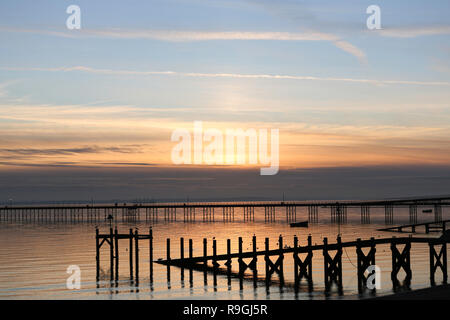 Southend, Southend On Sea, Großbritannien. 24 Dez, 2018. Sonnenuntergang am Strand in Southend on Sea, auf die Mündung der Themse. Credit: Penelope Barritt/Alamy leben Nachrichten Stockfoto