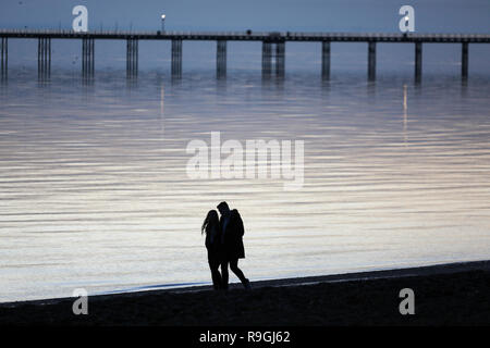Southend, Southend On Sea, Großbritannien. 24 Dez, 2018. Sonnenuntergang am Strand in Southend on Sea, auf die Mündung der Themse. Credit: Penelope Barritt/Alamy leben Nachrichten Stockfoto