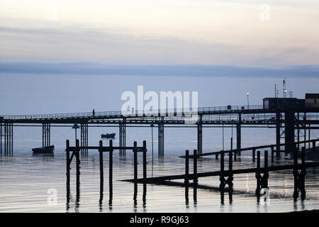 Southend, Southend On Sea, Großbritannien. 24 Dez, 2018. Sonnenuntergang am Strand in Southend on Sea, auf die Mündung der Themse. Credit: Penelope Barritt/Alamy leben Nachrichten Stockfoto