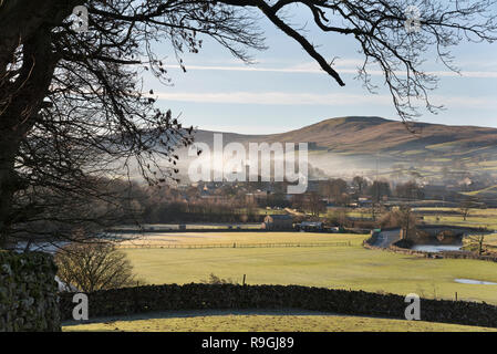 Hawes, Wensleydale, North Yorkshire. 24. Dezember 2018. UK Wetter: Sonnenschein und frühen Morgennebel über Hawes, Wensleydale, Yorkshire Dales National Park, am 24. Dezember. Quelle: John Bentley/Alamy leben Nachrichten Stockfoto