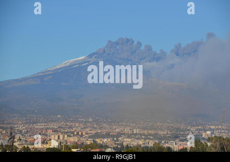 Catania, Sizilien, Italien. 24. Dezember, 2018. Die meisten aktiven Vulkan Europas, den Ätna, in Eruption am Nachmittag. Credit: jbdodane/Alamy leben Nachrichten Stockfoto