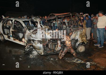 Agartala, Andhra Pradesh, Indien. 22 Dez, 2018. (EDITOR'S NOTE: BILD ZEIGT TOD). Nach der Mathematik des Crash mit verbrannte Leichen aus dem Fahrzeug hängen gesehen. tragischen Straße Missgeschick bei Amtali, 3 verkohlten zu Tode, 4 verletzt, als zwei Fahrzeuge gequetscht Gesicht auf, die sich in ein Feuer. Credit: Abhisek Saha/SOPA Images/ZUMA Draht/Alamy leben Nachrichten Stockfoto