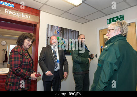 Johnstone, Glasgow, UK. 24. Dezember 2018. Schottische Gesundheitsministerin - Jeane Freeman Besuche der Schottischen's Ambulance Service Special Operations Response Team (Sortieren) wo Sie trifft auf einige der Sanitäter, Rettungsdienst Betreuung der Patienten bei grösseren Vorfällen und in explosionsgefährdeten Umgebungen bieten und die spezielle Geräte (von Bio gefahren und ballistischen Anzüge gezeigt, Wasser Rescue Kit zu Ambulanz spezielle Kits an die tatsächliche spezielle Fahrzeuge), verwendet. Credit: Colin Fisher/Alamy leben Nachrichten Stockfoto