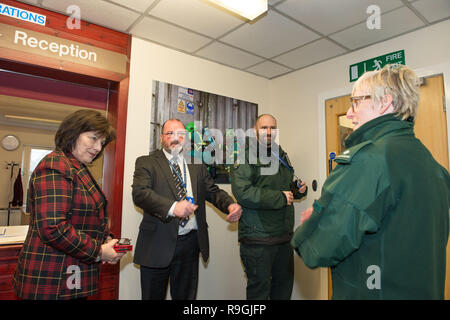 Johnstone, Glasgow, UK. 24. Dezember 2018. Schottische Gesundheitsministerin - Jeane Freeman Besuche der Schottischen's Ambulance Service Special Operations Response Team (Sortieren) wo Sie trifft auf einige der Sanitäter, Rettungsdienst Betreuung der Patienten bei grösseren Vorfällen und in explosionsgefährdeten Umgebungen bieten und die spezielle Geräte (von Bio gefahren und ballistischen Anzüge gezeigt, Wasser Rescue Kit zu Ambulanz spezielle Kits an die tatsächliche spezielle Fahrzeuge), verwendet. Credit: Colin Fisher/Alamy leben Nachrichten Stockfoto