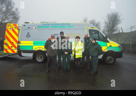 Johnstone, Glasgow, UK. 24. Dezember 2018. Schottische Gesundheitsministerin - Jeane Freeman Besuche der Schottischen's Ambulance Service Special Operations Response Team (Sortieren) wo Sie trifft auf einige der Sanitäter, Rettungsdienst Betreuung der Patienten bei grösseren Vorfällen und in explosionsgefährdeten Umgebungen bieten und die spezielle Geräte (von Bio gefahren und ballistischen Anzüge gezeigt, Wasser Rescue Kit zu Ambulanz spezielle Kits an die tatsächliche spezielle Fahrzeuge), verwendet. Credit: Colin Fisher/Alamy leben Nachrichten Stockfoto