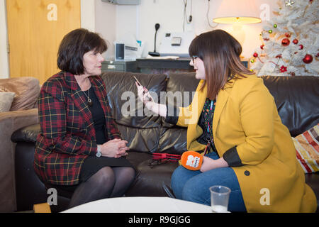 Johnstone, Glasgow, UK. 24. Dezember 2018. Schottische Gesundheitsministerin - Jeane Freeman Besuche der Schottischen's Ambulance Service Special Operations Response Team (Sortieren) wo Sie trifft auf einige der Sanitäter, Rettungsdienst Betreuung der Patienten bei grösseren Vorfällen und in explosionsgefährdeten Umgebungen bieten und die spezielle Geräte (von Bio gefahren und ballistischen Anzüge gezeigt, Wasser Rescue Kit zu Ambulanz spezielle Kits an die tatsächliche spezielle Fahrzeuge), verwendet. Credit: Colin Fisher/Alamy leben Nachrichten Stockfoto