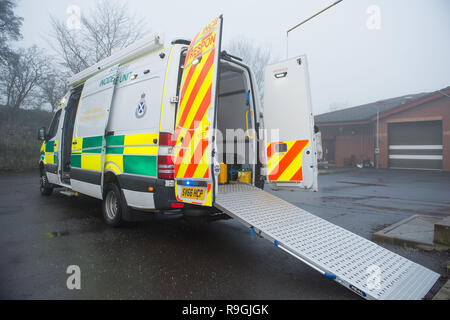 Johnstone, Glasgow, UK. 24. Dezember 2018. Schottische Gesundheitsministerin - Jeane Freeman Besuche der Schottischen's Ambulance Service Special Operations Response Team (Sortieren) wo Sie trifft auf einige der Sanitäter, Rettungsdienst Betreuung der Patienten bei grösseren Vorfällen und in explosionsgefährdeten Umgebungen bieten und die spezielle Geräte (von Bio gefahren und ballistischen Anzüge gezeigt, Wasser Rescue Kit zu Ambulanz spezielle Kits an die tatsächliche spezielle Fahrzeuge), verwendet. Credit: Colin Fisher/Alamy leben Nachrichten Stockfoto