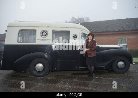 Johnstone, Glasgow, UK. 24. Dezember 2018. Schottische Gesundheitsministerin - Jeane Freeman Besuche der Schottischen's Ambulance Service Special Operations Response Team (Sortieren) wo Sie trifft auf einige der Sanitäter, Rettungsdienst Betreuung der Patienten bei grösseren Vorfällen und in explosionsgefährdeten Umgebungen bieten und die spezielle Geräte (von Bio gefahren und ballistischen Anzüge gezeigt, Wasser Rescue Kit zu Ambulanz spezielle Kits an die tatsächliche spezielle Fahrzeuge), verwendet. Credit: Colin Fisher/Alamy leben Nachrichten Stockfoto