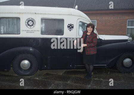 Johnstone, Glasgow, UK. 24. Dezember 2018. Schottische Gesundheitsministerin - Jeane Freeman Besuche der Schottischen's Ambulance Service Special Operations Response Team (Sortieren) wo Sie trifft auf einige der Sanitäter, Rettungsdienst Betreuung der Patienten bei grösseren Vorfällen und in explosionsgefährdeten Umgebungen bieten und die spezielle Geräte (von Bio gefahren und ballistischen Anzüge gezeigt, Wasser Rescue Kit zu Ambulanz spezielle Kits an die tatsächliche spezielle Fahrzeuge), verwendet. Credit: Colin Fisher/Alamy leben Nachrichten Stockfoto