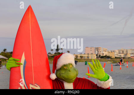 Cocoa Beach, Florida, USA. Dezember 24, 2018 Für die letzten neun Jahre, bevor Santa liefert Spielwaren und Geschenke, er brechen weg, einige Wellen in Cocoa Beach am Heiligabend Morgen zu erwischen. Die Surfing Santa's Event ist eine jährliche Cocoa Beach Tradition, bringt Hunderte Surfer gekleidet wie santa zu einem der berühmtesten Strände der Welt. Foto: Julian Porree/Alamy leben Nachrichten Stockfoto