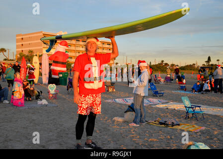 Cocoa Beach, Florida, USA. Dezember 24, 2018 Für die letzten neun Jahre, bevor Santa liefert Spielwaren und Geschenke, er brechen weg, einige Wellen in Cocoa Beach am Heiligabend Morgen zu erwischen. Die Surfing Santa's Event ist eine jährliche Cocoa Beach Tradition, bringt Hunderte Surfer gekleidet wie santa zu einem der berühmtesten Strände der Welt. Foto: Julian Porree/Alamy leben Nachrichten Stockfoto