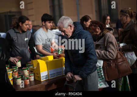 Malaga, Malaga, Spanien. 24 Dez, 2018. Ein älterer Mann gesehen receiveing Nahrung von Freiwilligen während der jährlichen Nächstenliebe Verteilung der Lebensmittel von der NRO "Ãngeles MalagueÃ±os de la noche'' (Malaga's Engel der Nacht). Diese Organisation jeder 24. Dezember am Heiligabend Hunderte von Lebensmittel an bedürftige Menschen in der Stadt zu verteilen. Credit: Jesus Merida/SOPA Images/ZUMA Draht/Alamy leben Nachrichten Stockfoto