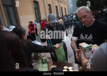 Malaga, Malaga, Spanien. 24 Dez, 2018. Ein älterer Mann gesehen receiveing Nahrung von Freiwilligen während der jährlichen Nächstenliebe Verteilung der Lebensmittel von der NRO "Ãngeles MalagueÃ±os de la noche'' (Malaga's Engel der Nacht). Diese Organisation jeder 24. Dezember am Heiligabend Hunderte von Lebensmittel an bedürftige Menschen in der Stadt zu verteilen. Credit: Jesus Merida/SOPA Images/ZUMA Draht/Alamy leben Nachrichten Stockfoto