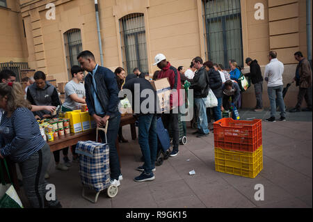 Malaga, Malaga, Spanien. 24 Dez, 2018. Die Menschen in der Warteschlange werden gesehen, um die Nahrung von Freiwilligen während der jährlichen Nächstenliebe Verteilung der Lebensmittel von der NRO "Ãngeles MalagueÃ±os de la noche'' (Malaga's Engel der Nacht). Diese Organisation jeder 24. Dezember am Heiligabend Hunderte von Lebensmittel an bedürftige Menschen in der Stadt zu verteilen. Credit: Jesus Merida/SOPA Images/ZUMA Draht/Alamy leben Nachrichten Stockfoto