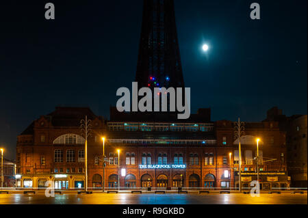 Blackpool, Großbritannien. 24 Dez, 2018. 96 % beleuchtete abnehmenden Gibbous Mond leuchtet auf der ganzen Welt berühmten Blackpool Tower auf einer bitterkalten Nacht in der Lancashire Stadt. Die Temperaturen auf 3° Celsius über Nacht abzusinken, bevor auf maximal 8° Celsius am Weihnachtstag. Credit: Andy Gibson/Alamy Leben Nachrichten. Stockfoto