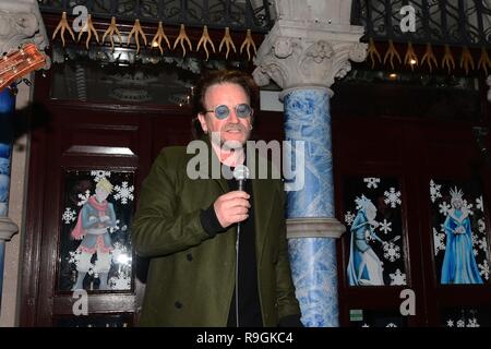 Dublin, Irland. 24 Dez, 2018. U2-Frontmann Bono und die EDE-Busk an Heiligabend, die Kings Street, Dublin 2, Geld für die Obdachlosen zu erhöhen. Quelle: John Rooney/Alamy leben Nachrichten Stockfoto