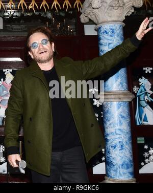 Dublin, Irland. 24 Dez, 2018. U2-Frontmann Bono und die EDE-Busk an Heiligabend, die Kings Street, Dublin 2, Geld für die Obdachlosen zu erhöhen. Quelle: John Rooney/Alamy leben Nachrichten Stockfoto