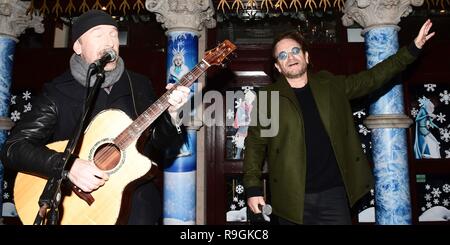 Dublin, Irland. 24 Dez, 2018. U2-Frontmann Bono und die EDE-Busk an Heiligabend, die Kings Street, Dublin 2, Geld für die Obdachlosen zu erhöhen. Quelle: John Rooney/Alamy leben Nachrichten Stockfoto