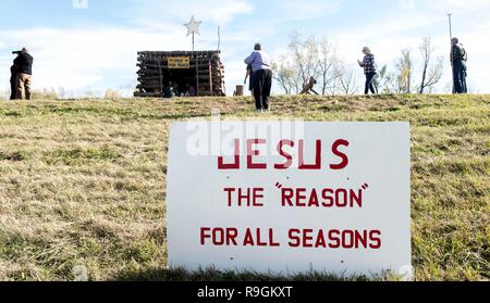 St. James Parish, Louisiana, USA. 22 Dez, 2018. Auf dem irdenen Dämmen entlang des Mississippi River Great River Road zwischen New Orleans und Baton Rouge, log Strukturen jeden Dezember gebaut sind, von den Bewohnern von Gramercy, Lutcher und Paulina. Diese Lagerfeuer Strukturen sind feierlich in Flammen am Heiligabend, um zu helfen, die Route der "Papa Noel guide set'', als Santa Claus ist unter den Cajun Bevölkerung bekannt. Credit: Brian Cahn/ZUMA Draht/Alamy leben Nachrichten Stockfoto