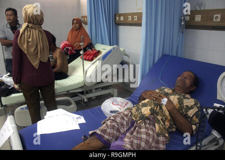 Pandeglang, Banten, Indonesien. 24 Dez, 2018. BANTEN, Indonesien - Dezember 25: Tsunami Opfern Behandlung am Krankenhaus auf Berkah Decemebr 24, 2018 in Pandeglang Regency, Provinz Banten, Indonesien. ein Tsunami in Indonesien Sunda Strait, die Weite zwischen den Inseln Java und Sumatra, in der Nacht des 22. Dezember heimgesucht, lokale Zeit. Credit: ZUMA Press, Inc./Alamy leben Nachrichten Stockfoto