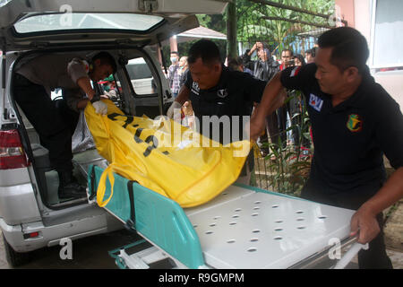 Pandeglang, Banten, Indonesien. 24 Dez, 2018. BANTEN, Indonesien - Dezember 25: Offizier halten Tsunami victimsat Berkah Krankenhaus auf Decemebr 24, 2018 in Pandeglang Regency, Provinz Banten, Indonesien. Struck ein Tsunami in Indonesien Sunda Strait, die Weite zwischen den Inseln Java und Sumatra, in der Nacht des 22. Dezember, lokale Zeit. Credit: ZUMA Press, Inc./Alamy leben Nachrichten Stockfoto