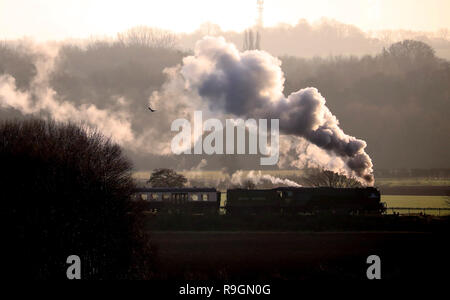 Peterborough, Großbritannien. 24 Dez, 2018. Der Weihnachtsabend Tornado Dampfzug Dienst auf dem Nene Valley Railway Befugnisse, die es Weg durch Nene Park, Peterborough, Cambridgeshire, am 24. Dezember 2018. Credit: Paul Marriott/Alamy leben Nachrichten Stockfoto