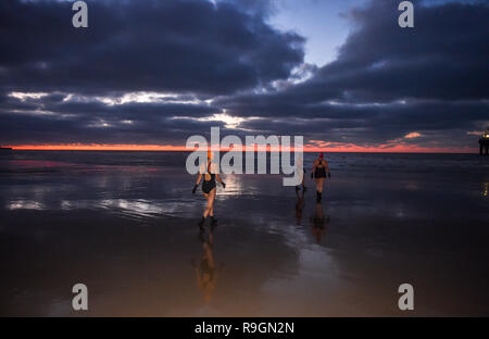 Brighton, UK. 25 Dez, 2018. Mitglieder in Brighton Swimming Club genießen Sie einen frühen Weihnachtsmorgen Bad im Meer bei Sonnenaufgang. Sie sind Britains älteste schwimmen Verein, 1860 gegründet, und viele der Mitglieder nehmen täglich ein Bad im Meer: Simon Dack/Alamy leben Nachrichten Stockfoto