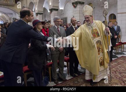 Bethlehem, West Bank, Palästina. 24 Dez, 2018. Erzbischof Pierbattista Pizzaballa, oben Römisch-katholischen Kleriker im Heiligen Land Staats- und Regierungschefs einen weihnachtlichen Mitternachtsmesse in Saint Catherine's Kirche, in der Kirche der Geburt, die traditionell von Christen anerkannt der Geburtsort von Jesus Christus zu sein, die in der West Bank Stadt Bethlehem, am Dienstag, den 25. Dezember 2018 Credit: Nasser Nasser/APA-Images/ZUMA Draht/Alamy leben Nachrichten Stockfoto