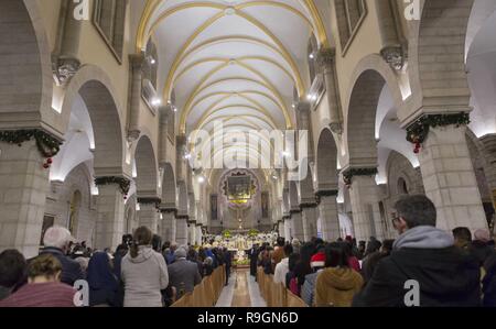 Bethlehem, West Bank, Palästina. 25 Dez, 2018. Erzbischof Pierbattista Pizzaballa, oben Römisch-katholischen Kleriker im Heiligen Land, Leiter einer weihnachtlichen Mitternachtsmesse in Saint Catherine's Kirche, in der Kirche der Geburt, die traditionell von Christen anerkannt der Geburtsort von Jesus Christus zu sein, die in der West Bank Stadt Bethlehem, am Dienstag, den 25. Dezember 2018 Credit: Nasser Nasser/APA-Images/ZUMA Draht/Alamy leben Nachrichten Stockfoto