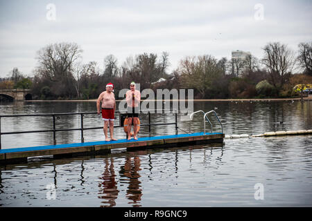 London, Großbritannien. 25 Dez, 2018. Mitglieder der Serpentine Swimming Club im herkömmlichen 100-Yard Peter Pan Weihnachten Rennen im Hyde Park, London. Credit: Cady Hering/Alamy leben Nachrichten Stockfoto