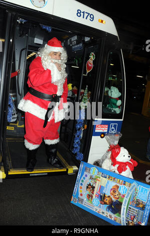 NEW YORK, NY - Dezember 21: Schauspieler Vincent Pastore Tragen eines Santa Kostüm am 21. Dezember 2016 in New York, New York. Personen: Vincent Pastore Stockfoto