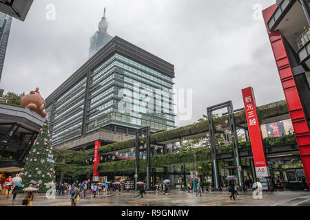 Taipei, Taiwan, 24. Dezember, 2018: Taipeh Einwohner Spaziergang durch die Stadt Xinyi Business District an einem regnerischen Heiligabend. Credit: Perry Svensson/Alamy leben Nachrichten Stockfoto