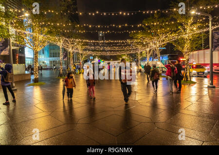 Taipei, Taiwan, 24. Dezember, 2018: Taipeh Einwohner Spaziergang durch die Stadt Xinyi Business District an einem regnerischen Heiligabend. Credit: Perry Svensson/Alamy leben Nachrichten Stockfoto