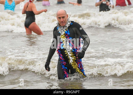 Charmouth, Dorset, Großbritannien. 25 Dez, 2018. Weihnachtstag Schwimmer tragen Fancy Dress Braving das kühle Wasser ein erfrischendes Bad im Meer bei Charmouth, Dorset zu nehmen Geld für die Rnli zu erhöhen. Foto: Graham Jagd-/Alamy leben Nachrichten Stockfoto