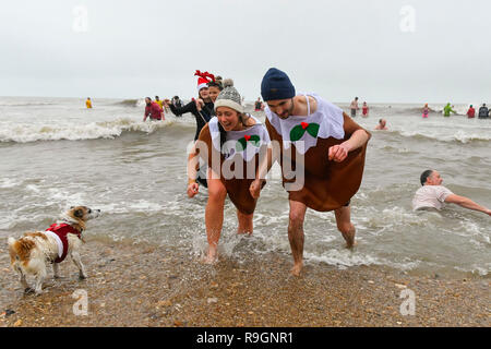 Charmouth, Dorset, Großbritannien. 25 Dez, 2018. Weihnachtstag Schwimmer tragen Fancy Dress Braving das kühle Wasser ein erfrischendes Bad im Meer bei Charmouth, Dorset zu nehmen Geld für die Rnli zu erhöhen. Foto: Graham Jagd-/Alamy leben Nachrichten Stockfoto