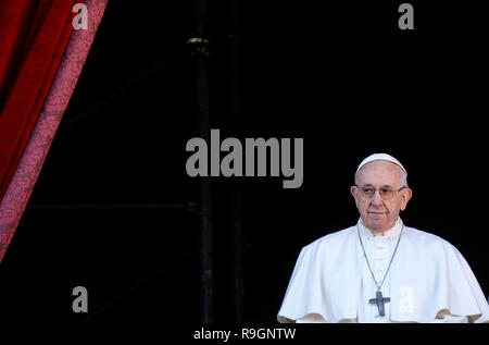 Vatikanstadt, 25. Dezember 2018. Papst Franziskus liefert den Segen "Urbi et Orbi" (lat. "In der Stadt und an der Welt') Weihnachten' Tag Segen von der Mittleren Loggia des Petersdoms. Credit: Riccardo De Luca UPDATE BILDER/Alamy leben Nachrichten Stockfoto