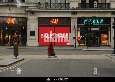 London, Großbritannien. 25 Dez, 2018: Ein Fußgänger Wanderungen entlang der Regents Street am Weihnachtstag mit keine öffentlichen Verkehrsmittel. Einige Teile der Stadt erlebte dichten Nebel, der voraussichtlich für den Rest der Woche zum Verweilen ein. Quelle: David mbiyu/Alamy leben Nachrichten Stockfoto