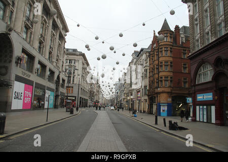 London, Großbritannien. 25 Dez, 2018: Oxford Street East gebunden, Straßen in der City von London praktisch leer waren am Weihnachtstag mit keine öffentlichen Verkehrsmittel läuft am 25. Dezember 2018. Einige Teile der Stadt erlebte dichten Nebel, der voraussichtlich für den Rest der Woche zum Verweilen ein. Quelle: David Mbiyu/Alamy leben Nachrichten Stockfoto