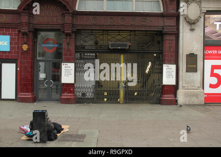 London, Großbritannien. 25 Dez, 2018: eine obdachlose Person sickert durch eine Säule outsde der Oxford Street Ausfahrt am Weihnachtstag mit keine öffentlichen Verkehrsmittel läuft am 25. Dezember 2018. Einige Teile der Stadt erlebte dichten Nebel, der voraussichtlich für den Rest der Woche zum Verweilen ein. Quelle: David Mbiyu/Alamy leben Nachrichten Stockfoto