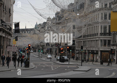 London, Großbritannien. 25 Dez, 2018: Regent Street war praktisch leer am Weihnachtstag mit keine öffentlichen Verkehrsmittel läuft am 25. Dezember 2018. Einige Teile der Stadt erlebte dichten Nebel, der voraussichtlich für den Rest der Woche zum Verweilen ein. Quelle: David Mbiyu/Alamy leben Nachrichten Stockfoto