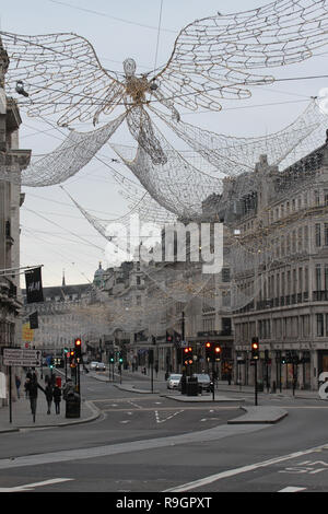 London, Großbritannien. 25 Dez, 2018: Regent Street war praktisch leer am Weihnachtstag mit keine öffentlichen Verkehrsmittel läuft am 25. Dezember 2018. Einige Teile der Stadt erlebte dichten Nebel, der voraussichtlich für den Rest der Woche zum Verweilen ein. Quelle: David Mbiyu/Alamy leben Nachrichten Stockfoto