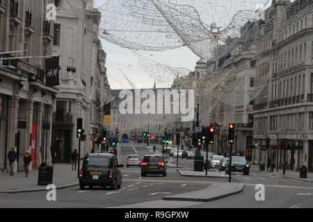 London, Großbritannien. 25 Dez, 2018: Regent Street war praktisch leer am Weihnachtstag mit keine öffentlichen Verkehrsmittel läuft am 25. Dezember 2018. Einige Teile der Stadt erlebte dichten Nebel, der voraussichtlich für den Rest der Woche zum Verweilen ein. Quelle: David Mbiyu/Alamy leben Nachrichten Stockfoto