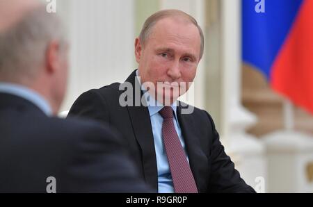 Moskau, Russland. 25. Dez 2018. Der russische Präsident Wladimir Putin bei einem bilateralen Treffen mit dem weißrussischen Präsidenten Alexander Lukaschenko im Kreml Dezember 25, 2018 in Moskau, Russland. Credit: Planetpix/Alamy leben Nachrichten Stockfoto