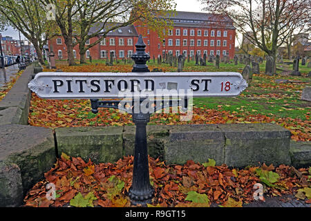 Historische Zeichen vom Pitsford Street, Warstone Lane Friedhof, Jewellery Quarter, Birmingham, West Midlands, England, Großbritannien Stockfoto